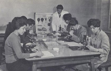 Clase de Biología en la Universidad de Kabul