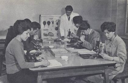 Clase de biología en la Universidad de Kabul, fundada por Zahir Shah y donde eran admitidas las mujeres