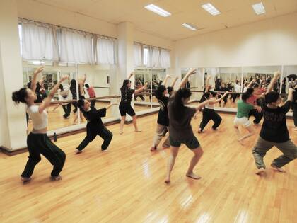 Clase de danza contemporánea en uno de los salones de la Mastrazzi.