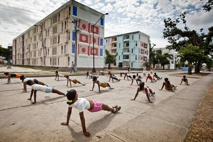 Clase de gimnasia en un barrio periférico de Santiago de Cuba