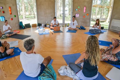 Clase de meditación en el shala de Chakrasana