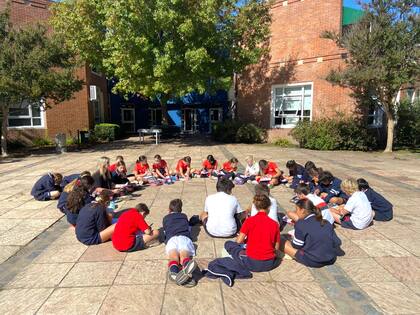 Clases al aire libre, una opción que les permite a los alumnos disfrutar del aprendizaje