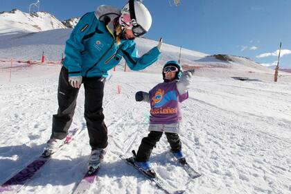 Clases de esquí para los más pequeños, quienes se calzan las tablas por primera vez en el Jardín de Nieve