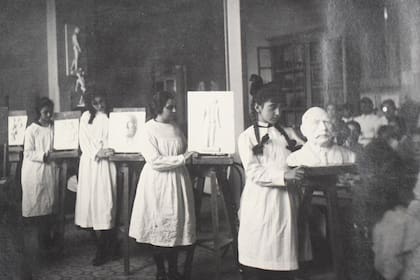 Clases de modelado para alumnas de quinto y sexto grado.