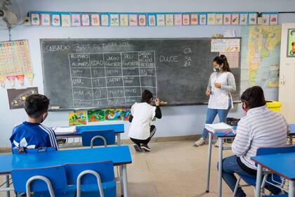 Clases de refuerzo en la Escuela Primaria N°28 Juana Manso, de José León Suárez