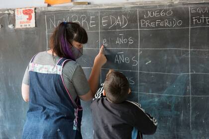Clases de refuerzo en la Escuela Primaria N°28 Juana Manso, de José León Suárez