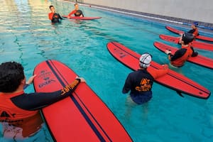 Surf en piletas: la nueva tendencia para los amantes del deporte que no viven en la costa 