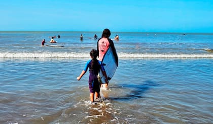 Clases de surf para chicos.