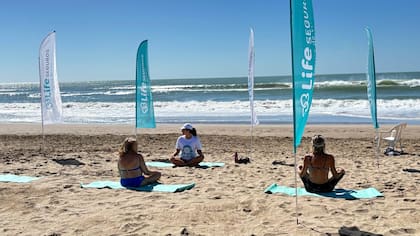 Clases de yoga frente al mar, masajes y espacios de relajación para despejar la mente en Cariló.