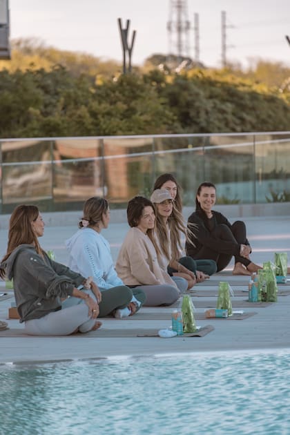 Clases de yoga junto a la laguna