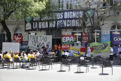 Clases en la calle en Facultad de Psicología de la UBA