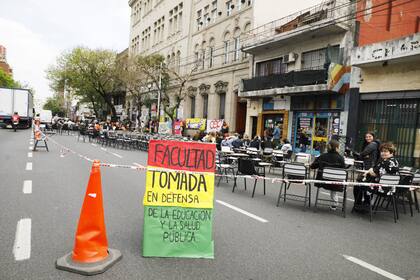 Clases en plena avenida Independencia al 3000