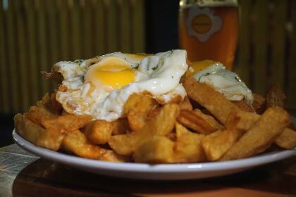 Clásicas papas fritas a caballo en La esquina de los antigourmet
