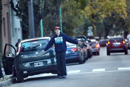 Clásico en Núñez. Sobre la calle Ramsay los cuidacoches controlan los espacios para estacionar los días en que River juega como local; son los dueños de la calle y no se salvan ni los vecinos