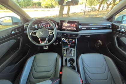Clásico. Interior sobrio y al estilo VW en el Vento GLI