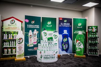 Clásico y moderno: la línea completa de Cif presenta opciones para la limpieza y desinfección que no solo son funcionales, también cuentan con un diseño especialmente pensado para el usuario y el cuidado del medio ambiente.