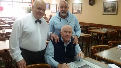 Clásicos clientes con Marcelo, un mozo desde hace años.