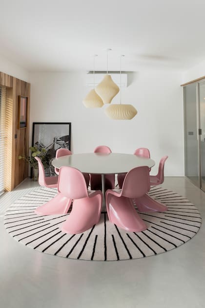 Clásicos del diseño moderno, las sillas 'Panton' (Manifesto Design Store) se pintaron en un rosa especialmente seleccionado para el espacio. Alfombra (El Espartano)