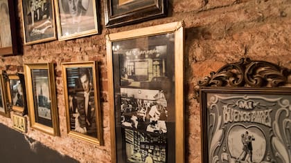 Las paredes funcionan como un álbum abierto de la historia de El Tropezón