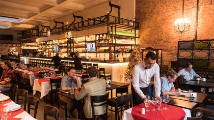 En Callao al 200, El Tropezón luce brillante sin perder la fisonomía de aquellos tiempos donde lo frecuentaba Carlos Gardel