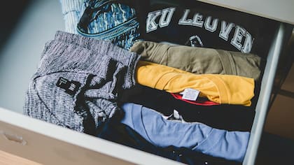 Clasificar la ropa por colores o por estación es de gran ayuda para encontrar lo que se necesita con mayor facilidad (imagen ilustrativa)