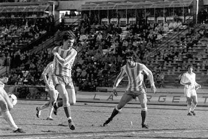 Claude Papi y Rocheteau, en otra escena del particular triunfo francés, con la camiseta de Kimberley