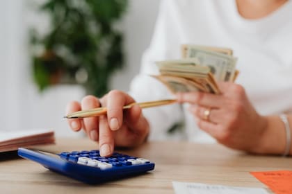 Claude resulta útil para calcular cuál es el monto de las deudas que tiene una persona y proponer estrategias para saldarlas (Pexels/Karola G)