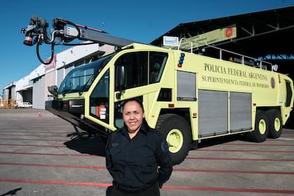 Claudia Acosta junto al camión Oshkosh en el cuartel de los bomberos de la Policía Federal que opera en el Aeroparque Jorge Newbery