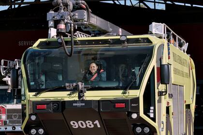 Claudia Acosta es la primera mujer en manejar los camiones para emergencias aeronáuticas Oshkosh de los bomberos de la Policía Federal. Una máquina de 43 toneladas y seis ruedas que alcanza los 120 kilómetros por hora en 30 segundos 