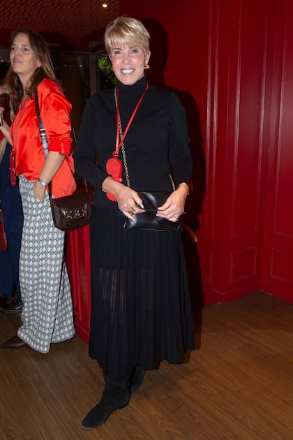 Claudia Adorno, fundadora y dueña de la marca homónima de decoración. Toda vestida de negro, con pollera plisada, tomó el souvenir del evento, un porta anteojos de cuero, para tener el toque rojo.