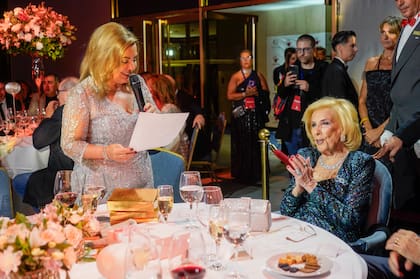 Claudia Álvarez Argüelles en la mesa principal junto a Mirtha Legrand, la gran estrella de la noche. La recaudación fue de $153.060.000