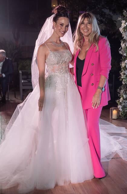 Claudia Arce presentó su flamante colección de novias Yes I do 2025 en el SLS Puerto Madero. La diseñadora eligió a Camila Cavallo para cerrar el desfile, en el que se pudieron ver desde diseños clásicos y elegantes hasta opciones más vanguardistas y atrevidas