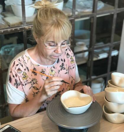 Claudia ayudó a pintar los cuencos