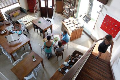Claudia Barri y Juan Martín Salas, fans de la vajilla de Boulevard Sáenz Peña