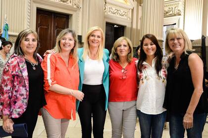Claudia Bernazza, en el extremo derecho, junto con la vicegobernadora bonaerense Verónica Magario y diputadas del Frente de Todos