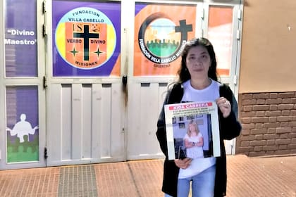 Claudia Betancur, frente a la escuela en la que el domingo debería votar  Aída, su madre, la mujer que figura en la foto y que está desaparecida hace casi diez años (Gentileza)
