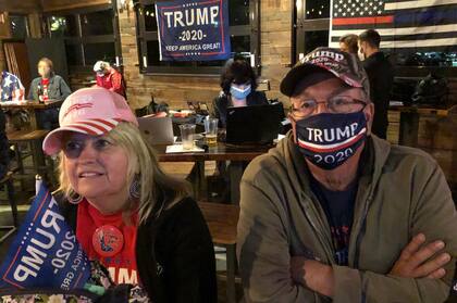 Claudia Bowling, siguiendo el debate presidencial.