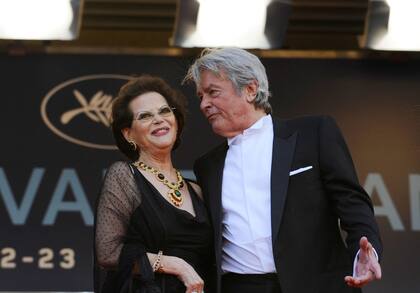 Claudia Cardinale y el actor francés Alain Delon llegan a la proyección de "El Gatopardo" el 14 de mayo de 2010
