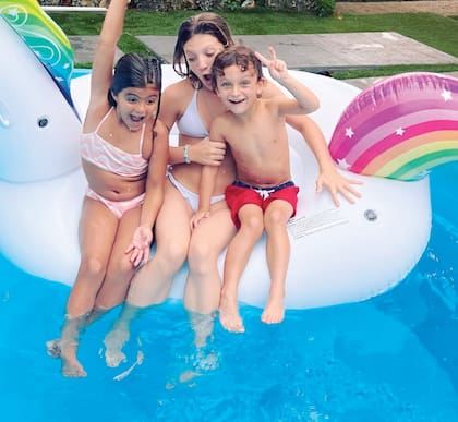 Claudia con sus hijos Simona y Dante, frutos de su matrimonio con el empresario Jerónimo Valdivia, con quien estuvo quince años.