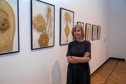 Claudia del Río con sus obras, una serie de trabajos sobre papel