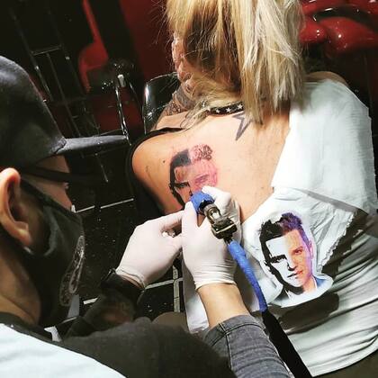 Claudia Fasolo se tatuó a Santiago del Moro en la espalda