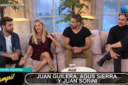 Claudia Fontán con parte del elenco de Rizhoma Hotel