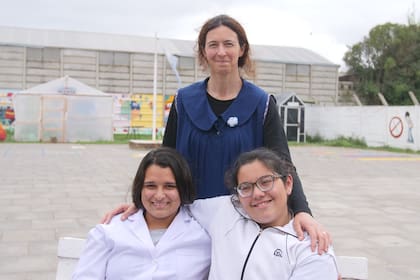 Claudia junto a las alumnas Camila (hoy en 6to. año) y Lourdes (que este año egresó), cuando LA NACION viajó a conocer el proyecto del biodigestor