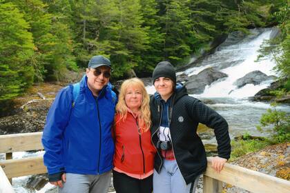 Claudia, junto a su marido y a su hijo