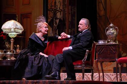 Claudia Lapaco y Antonio Grimau, dirigidos por Tritek, en una escena de Filomena Marturano, el clásico texto de Eduardo de Filippo que inmortalizara Tita Merello