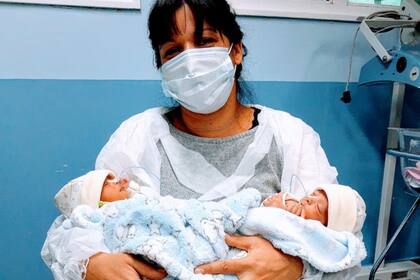 Luego de ser dada de alta, Claudia Lares pudo alzar por primera vez a sus dos hijos, Benicio y Bautista