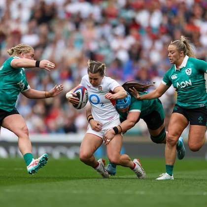 Claudia lleva la pelota, mientras su esposa intenta derribarla
