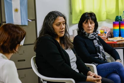 Claudia, mamá de Agustín, de 29 años; junto a Liliana, mamá de un joven de 37