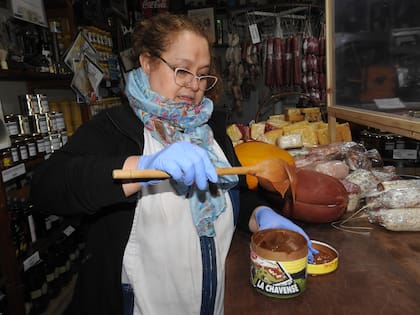 Claudia Márquez atiende El Rincón de María y cada fin de semana vende 800 cartones de un kilo de dulce de leche La Chavense