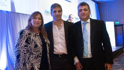 Claudia Mundo, presidenta de Avira, junto al Secretario de Finanzas, Luis Caputo, y el Vicesuperintendente de Seguros, Guillermo Bolado, en un encuentro organizado por Avira.